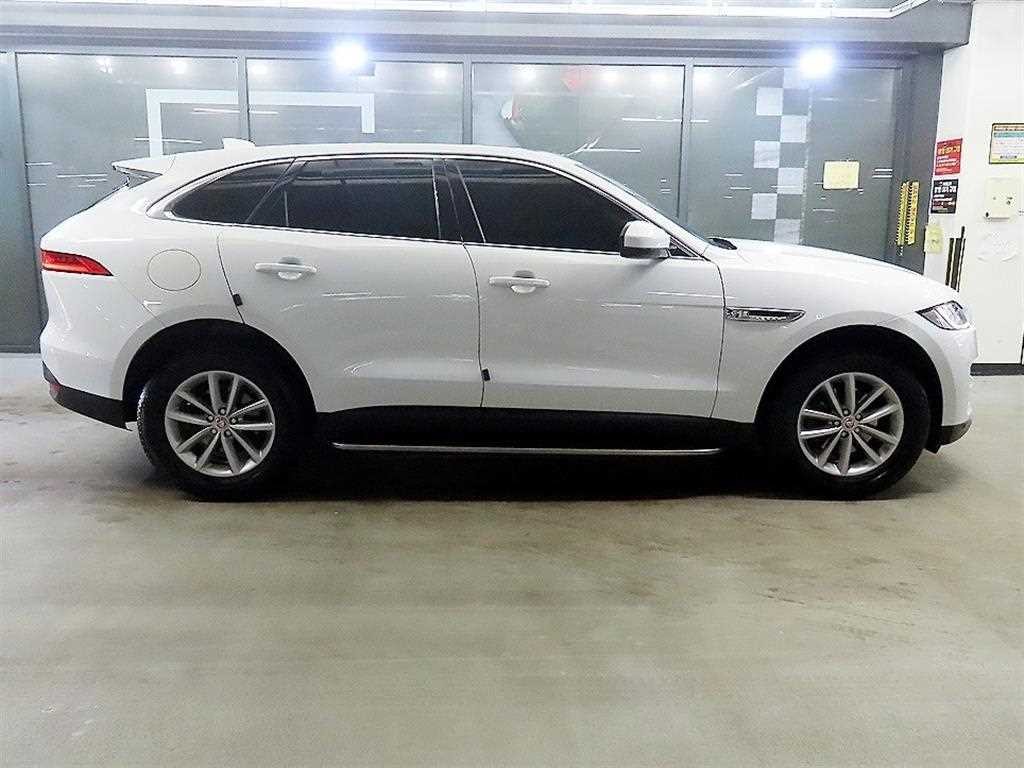 재규어 F-PACE 20d 포트폴리오 이미지 3