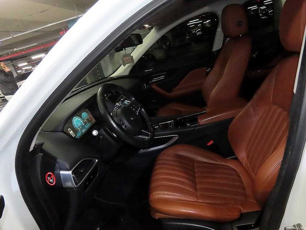 재규어 F-PACE 20d 포트폴리오 이미지 6