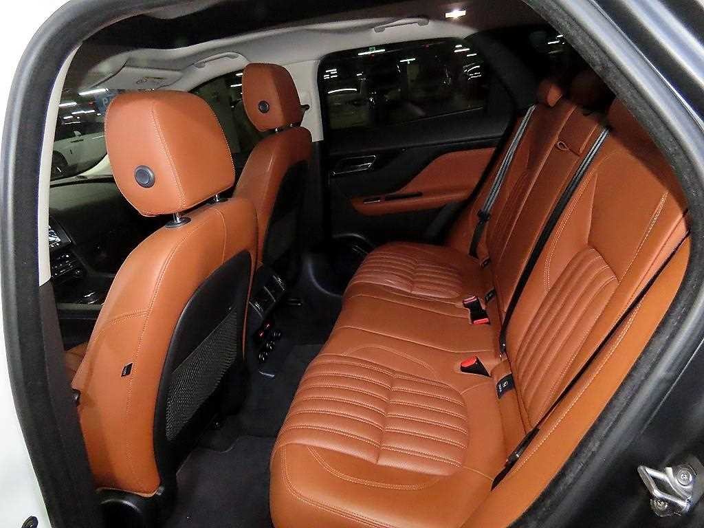 재규어 F-PACE 20d 포트폴리오 이미지 7