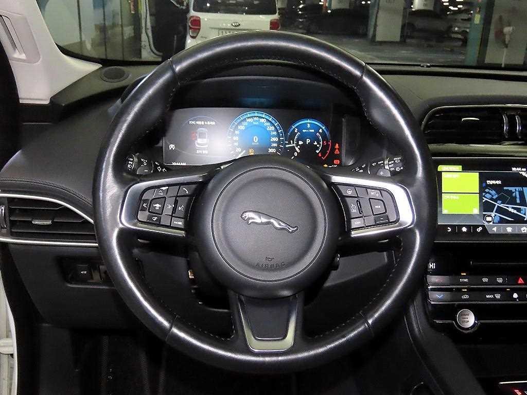 재규어 F-PACE 20d 포트폴리오 이미지 8
