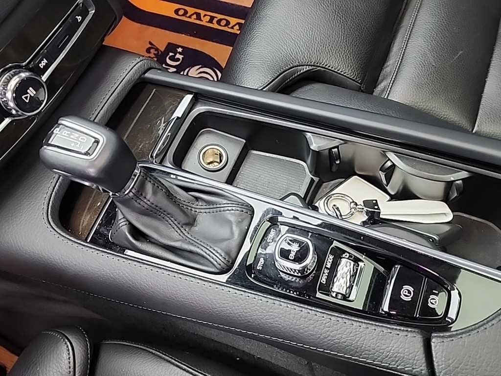 볼보 XC90 XC90 2세대 2.0 D5 AWD 모멘텀 이미지 8