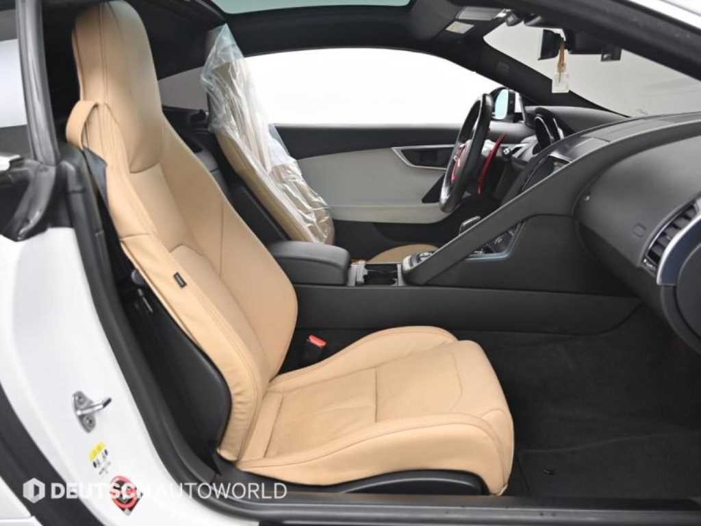 재규어 F-TYPE P300 쿠페 이미지 8