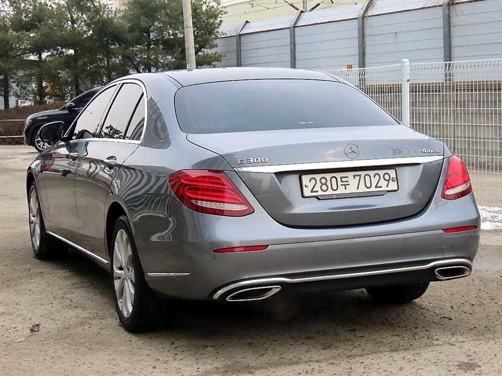 벤츠 E 클래스 E-클래스 W213 E300 4MATIC 익스클루시브 이미지 3