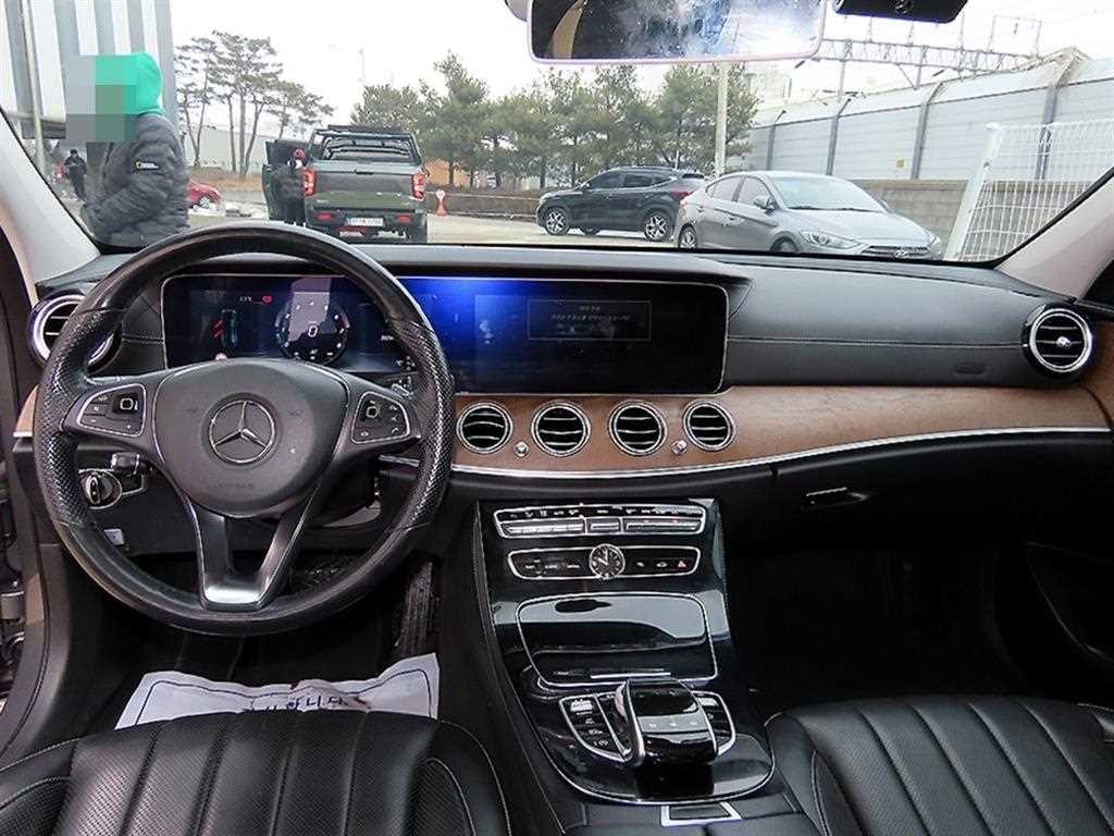 벤츠 E 클래스 E-클래스 W213 E300 4MATIC 익스클루시브 이미지 7