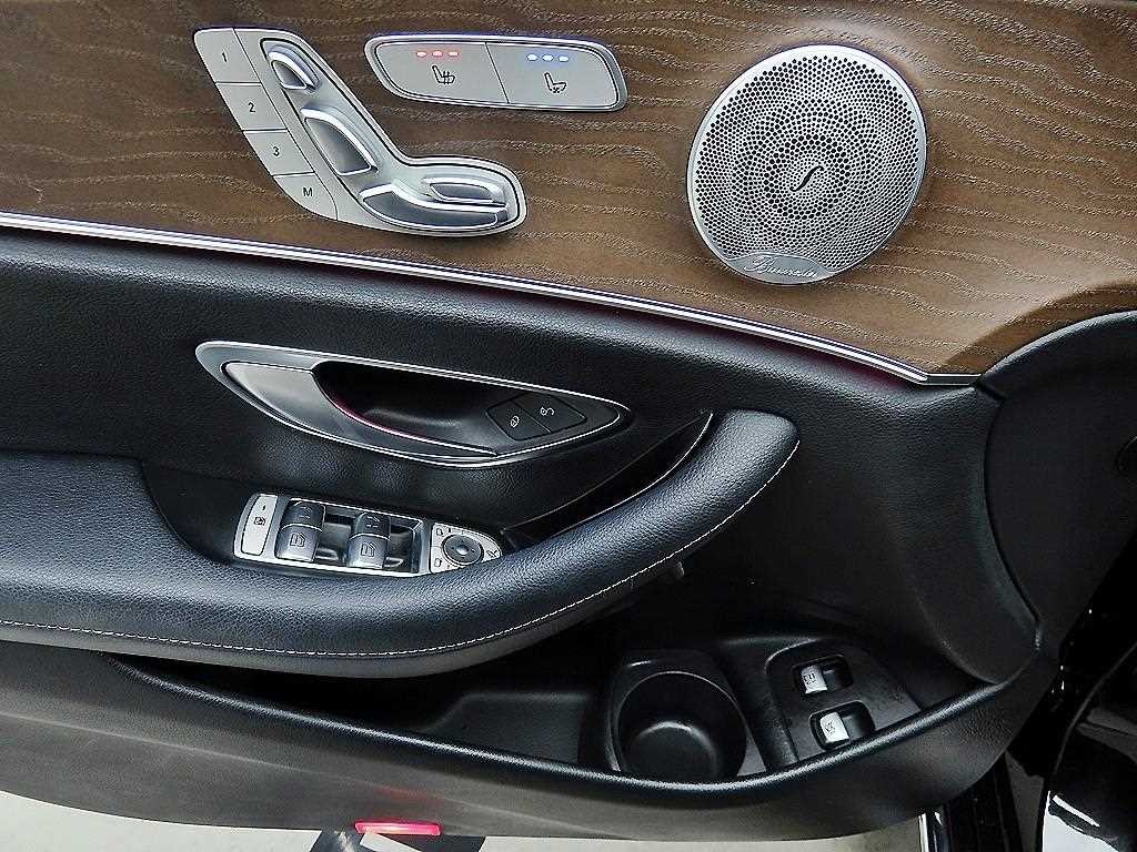 벤츠 E 클래스 E-클래스 W213 E300e 4MATIC 익스클루시브 이미지 11