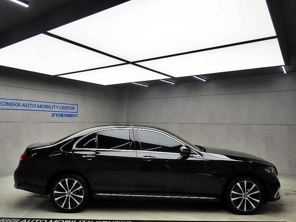벤츠 E 클래스 E-클래스 W213 E300e 4MATIC 익스클루시브 이미지 2