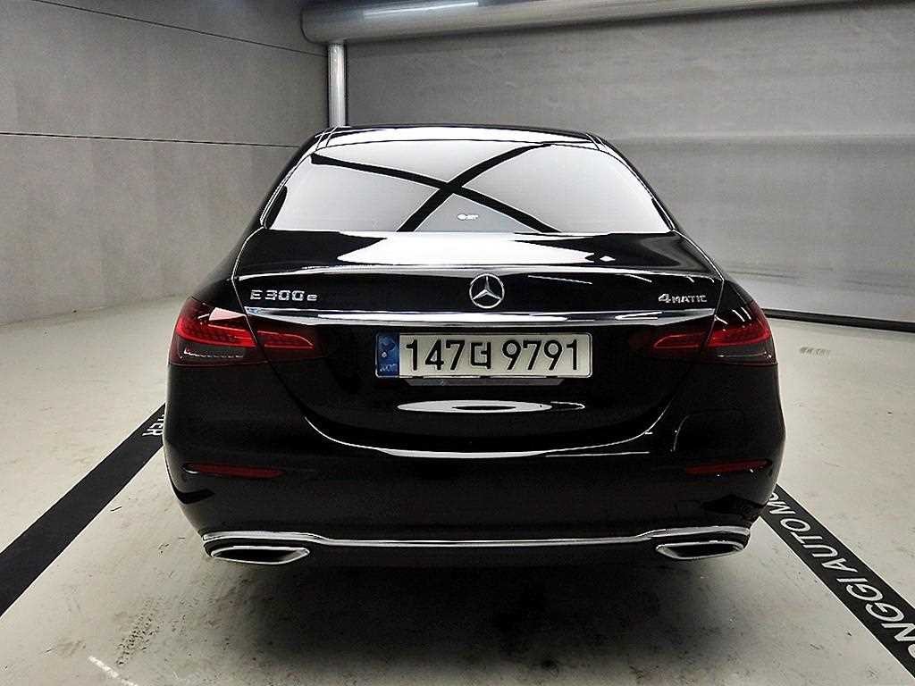 벤츠 E 클래스 E-클래스 W213 E300e 4MATIC 익스클루시브 이미지 3