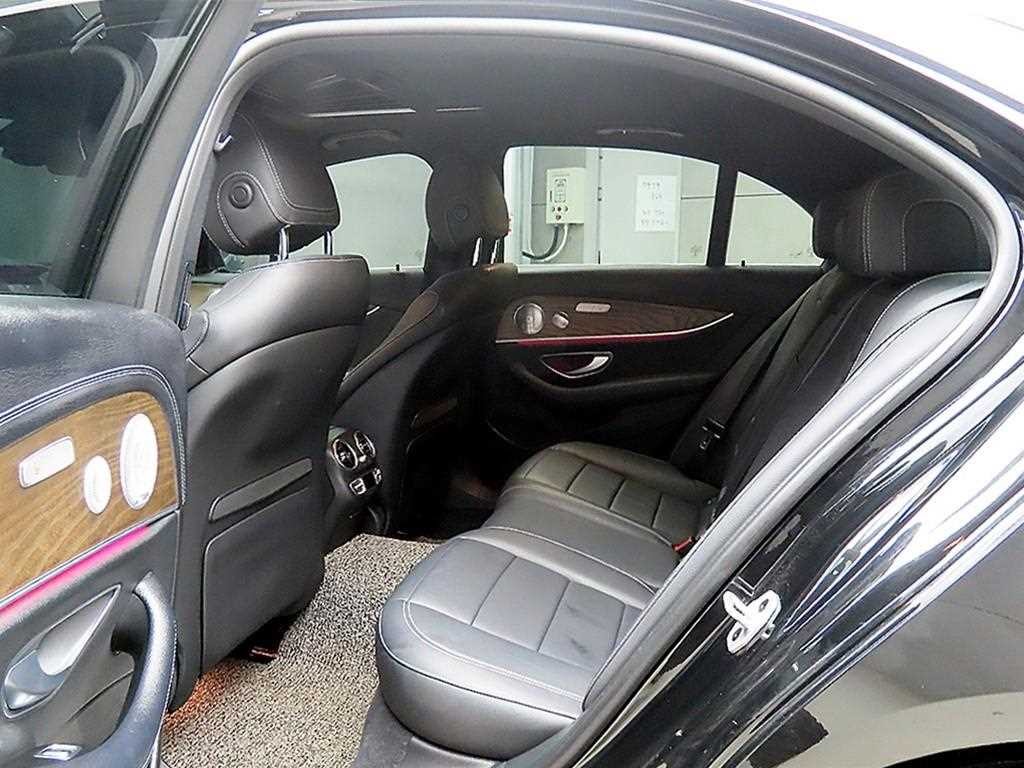 벤츠 E 클래스 E-클래스 W213 E300e 4MATIC 익스클루시브 이미지 6