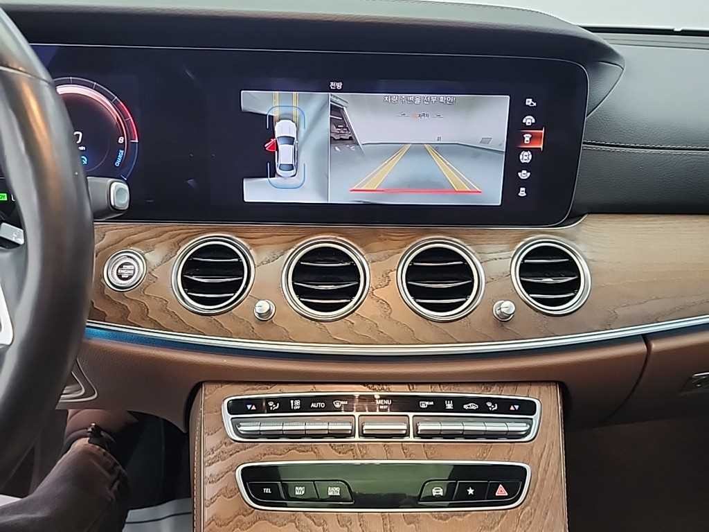 벤츠 E 클래스 E-클래스 W213 E300e 4MATIC 익스클루시브 이미지 10
