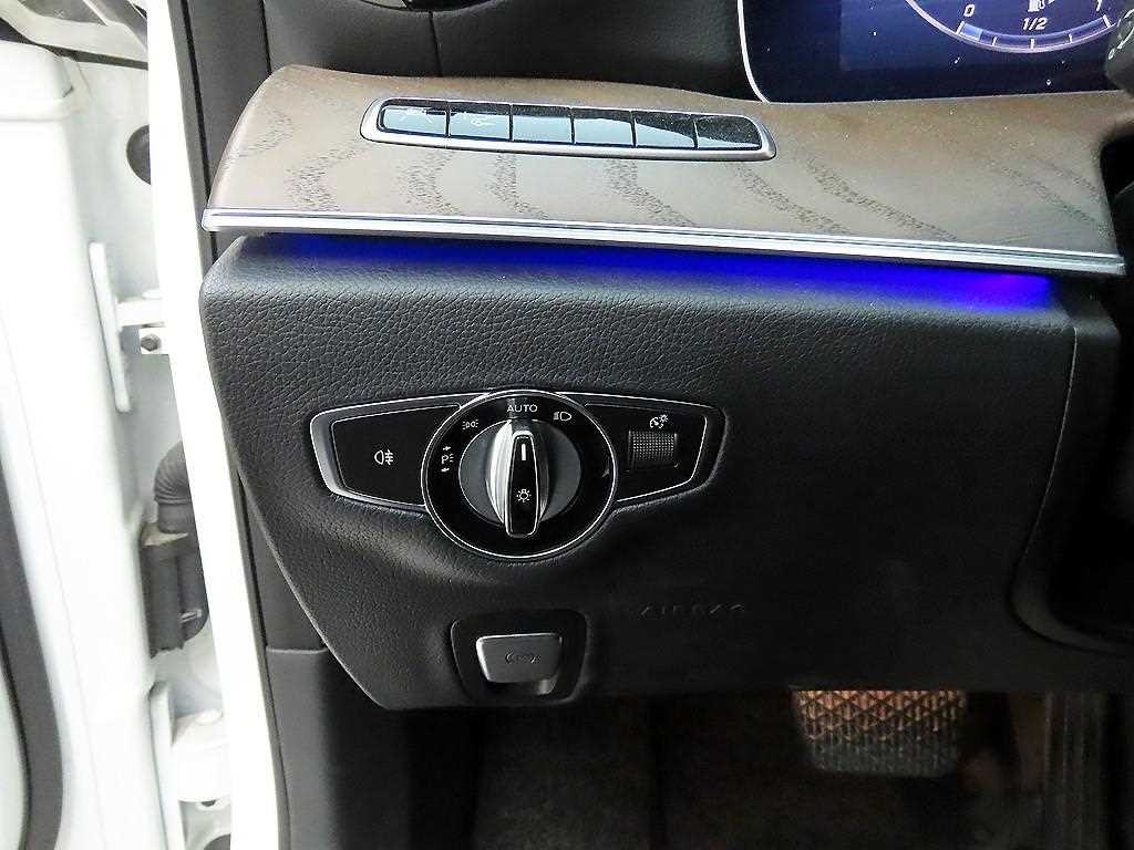 벤츠 E 클래스 E-클래스 W213 E300 4MATIC 익스클루시브 이미지 12