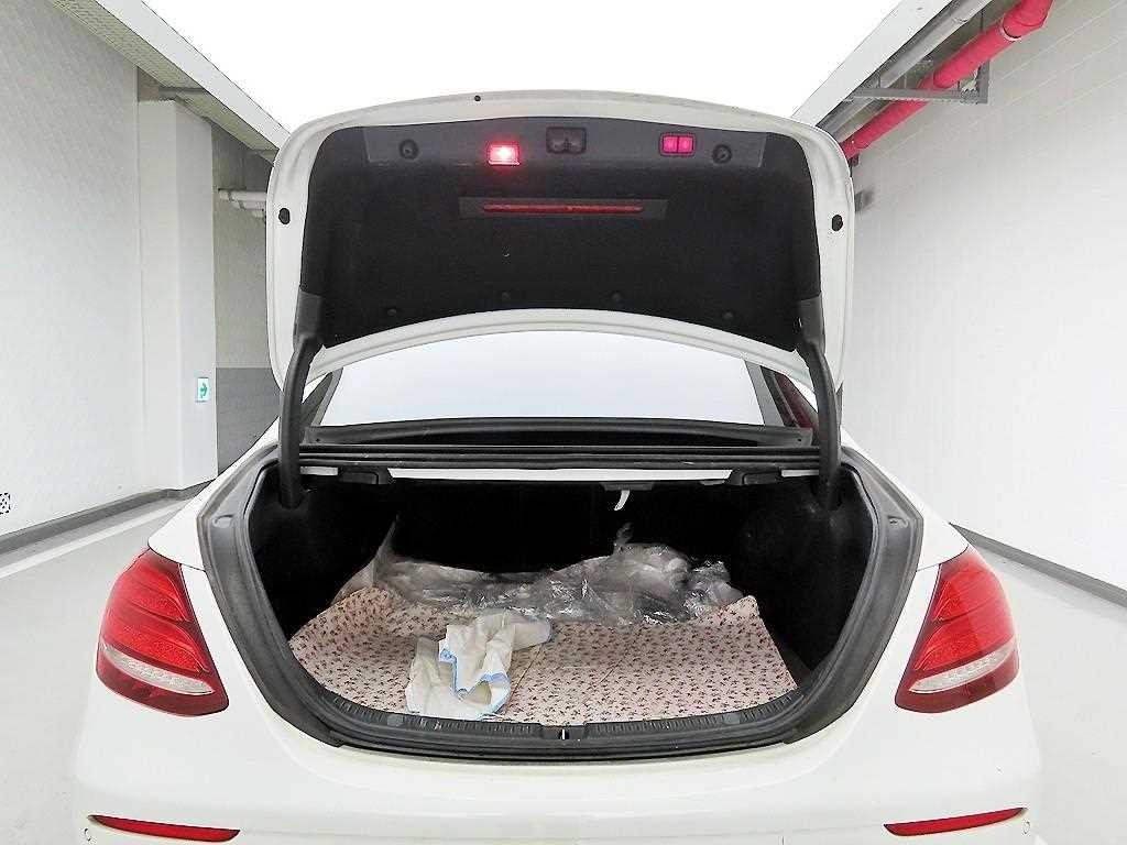 벤츠 E 클래스 E-클래스 W213 E300 4MATIC 익스클루시브 이미지 5