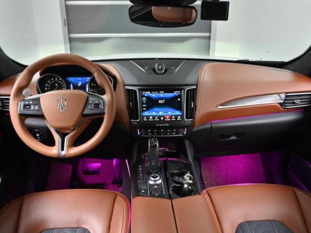 마세라티 르반떼 3.0  AWD 그란 루쏘 이미지 8