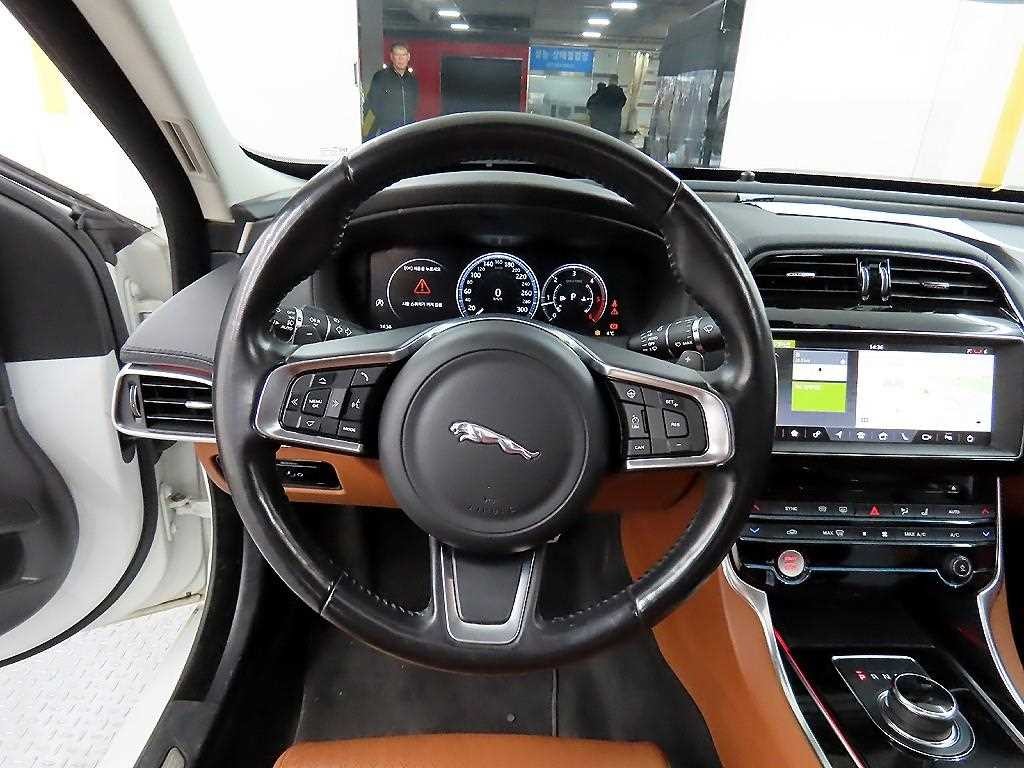 재규어 XE 2.0D 프레스티지 이미지 14