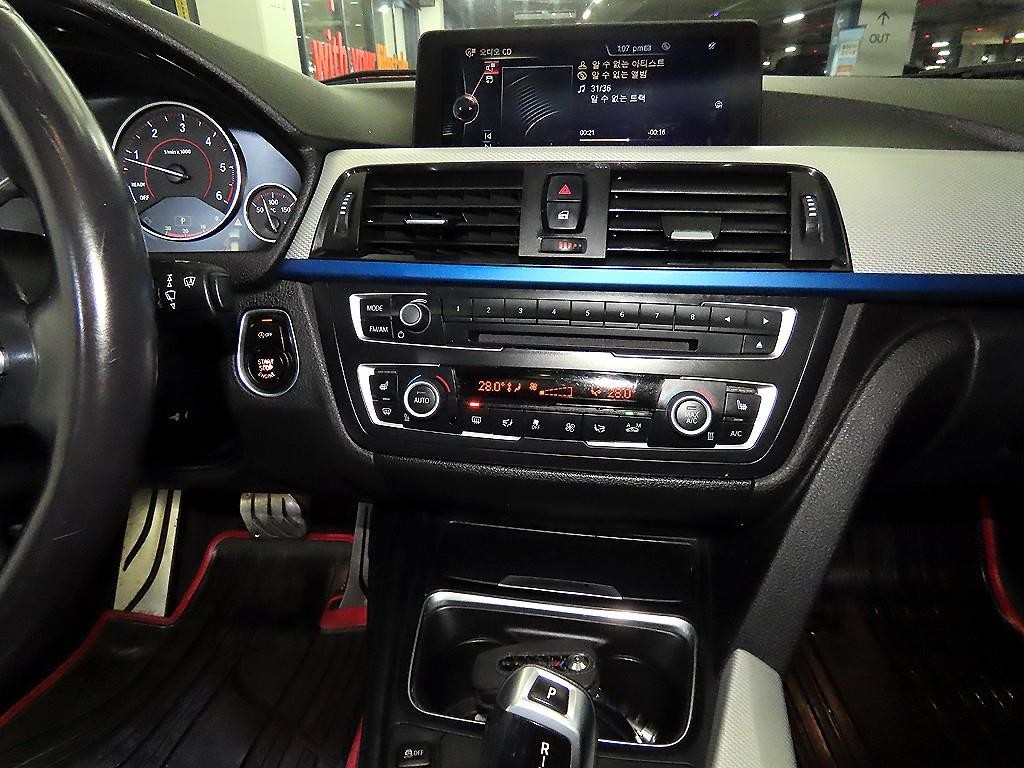 BMW 3시리즈 3시리즈 (F30) 320d 투어링 M 퍼포먼스 에디션 이미지 11
