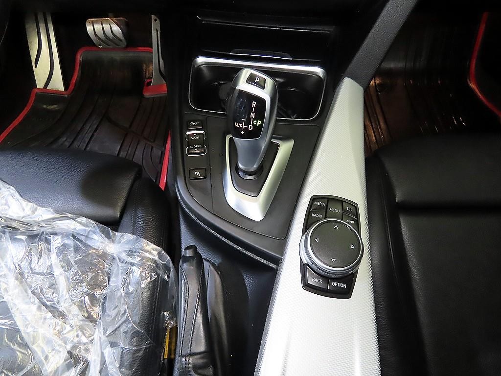 BMW 3시리즈 3시리즈 (F30) 320d 투어링 M 퍼포먼스 에디션 이미지 12