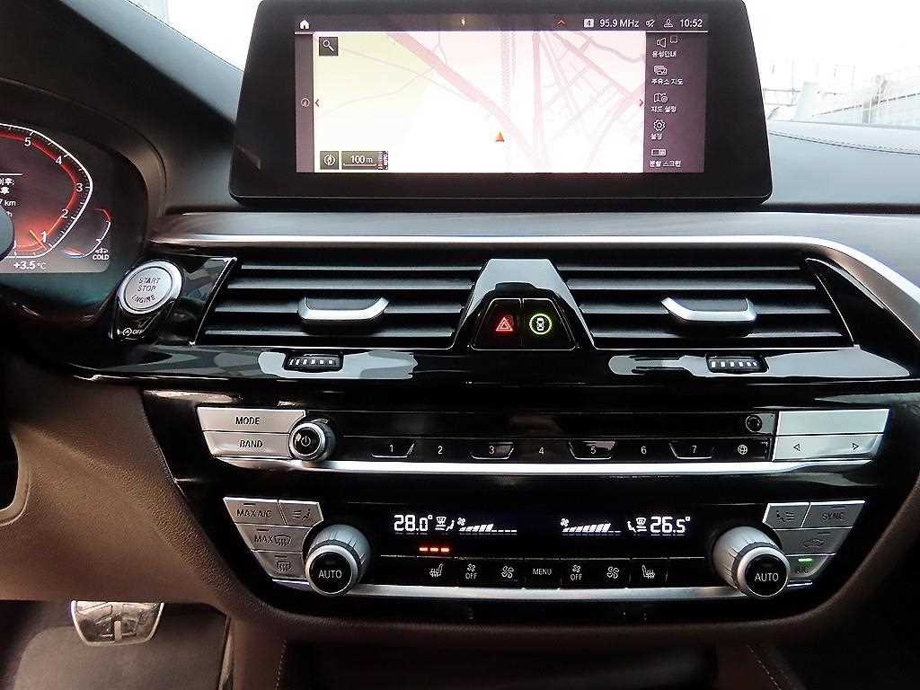 BMW 5시리즈 5시리즈 (G30) 520i M 스포츠 이미지 13