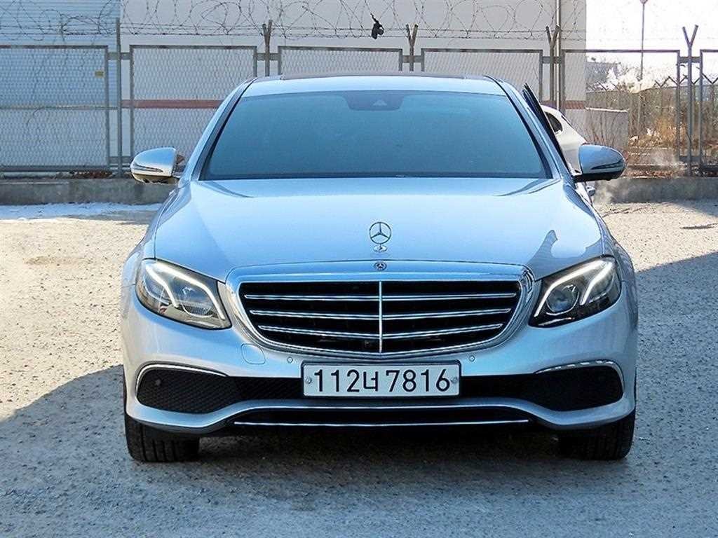 벤츠 E 클래스 E-클래스 W213 E300 4MATIC 익스클루시브 이미지 1