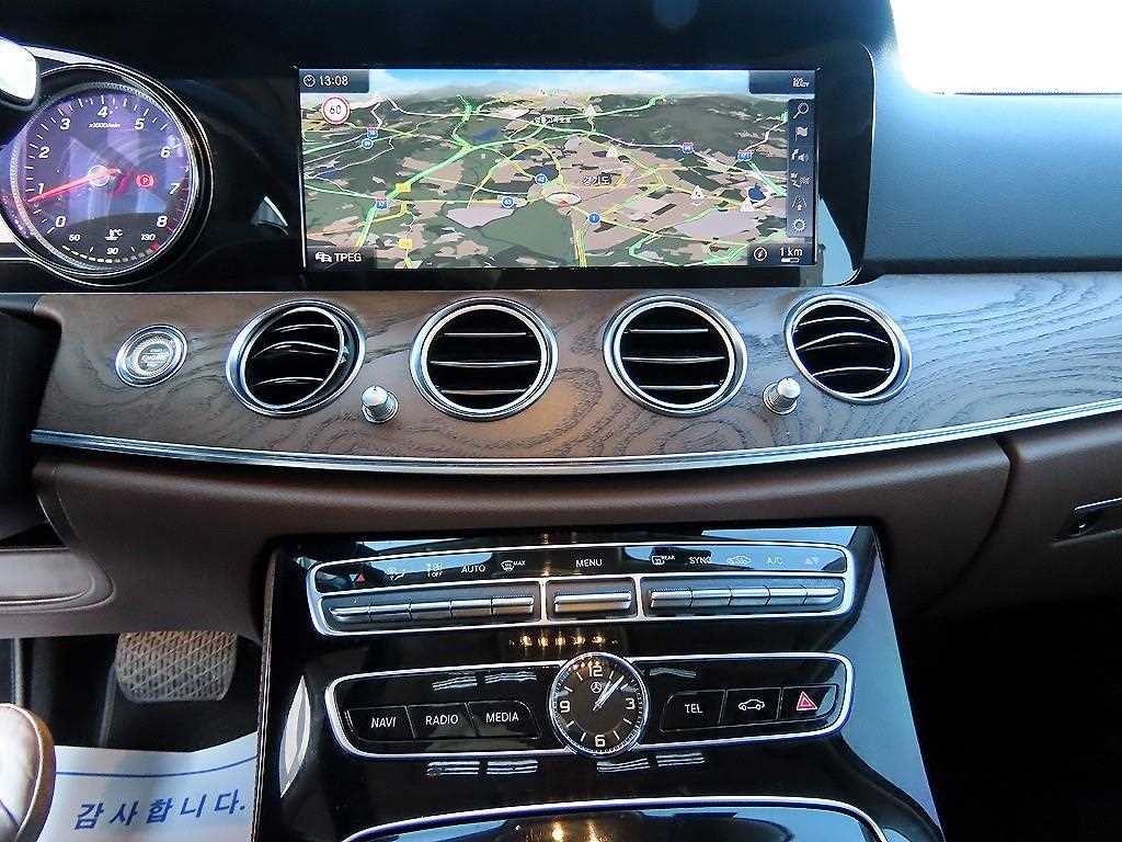 벤츠 E 클래스 E-클래스 W213 E300 4MATIC 익스클루시브 이미지 13