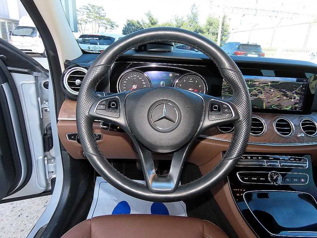 벤츠 E 클래스 E-클래스 W213 E300 4MATIC 익스클루시브 이미지 8