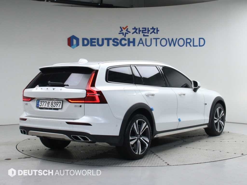 볼보 V60 V60 크로스 컨트리 2세대 2.0 B5 프로 AWD 이미지 2