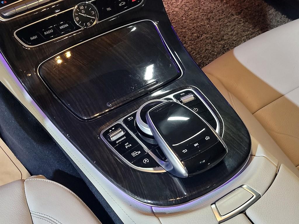 벤츠 E 클래스 E-클래스 W213 E220d 아방가르드 이미지 14