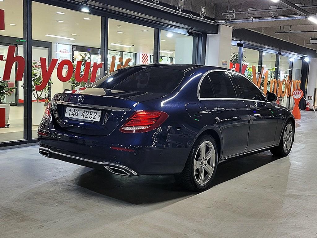 벤츠 E 클래스 E-클래스 W213 E220d 아방가르드 이미지 4