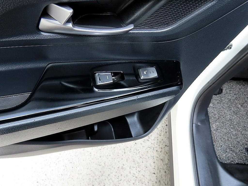 KG모빌리티(쌍용) 코란도 뷰티풀코란도 2WD 가솔린 1.5 C5 이미지 17