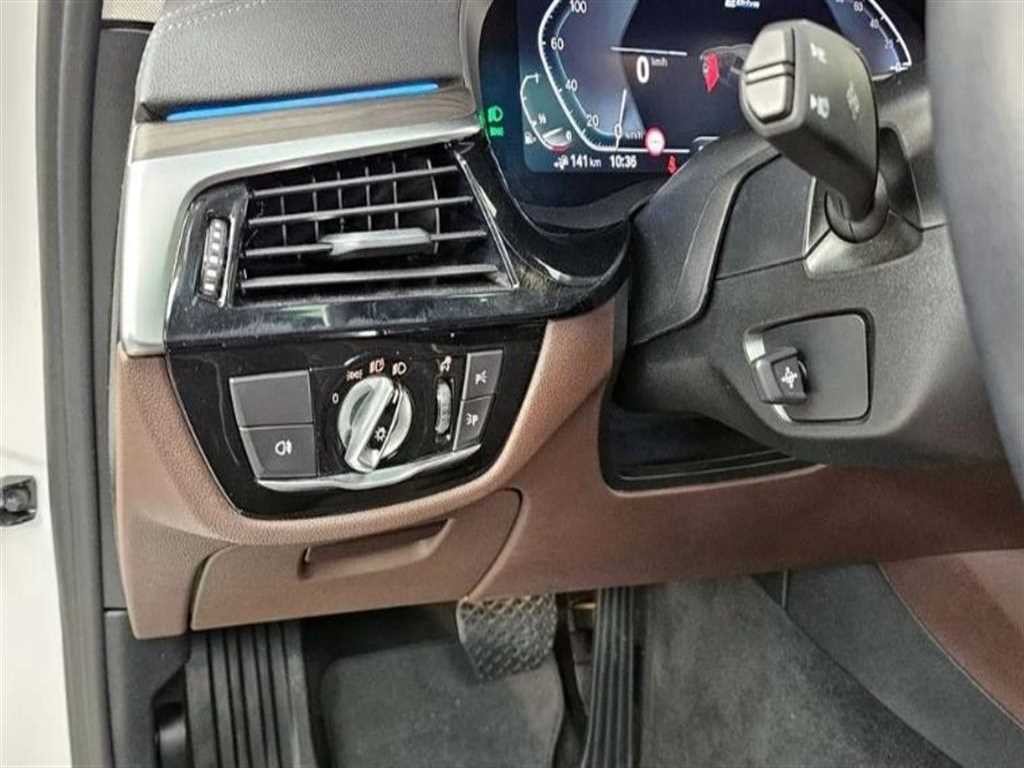 BMW 5시리즈 5시리즈 (G30) 530e 럭셔리 이미지 16