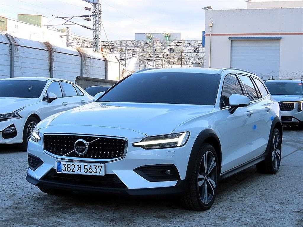 볼보 V60 V60 크로스 컨트리 2세대 2.0 B5 프로 AWD 이미지 2