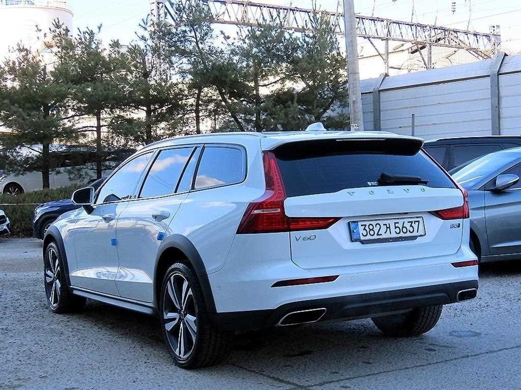 볼보 V60 V60 크로스 컨트리 2세대 2.0 B5 프로 AWD 이미지 3