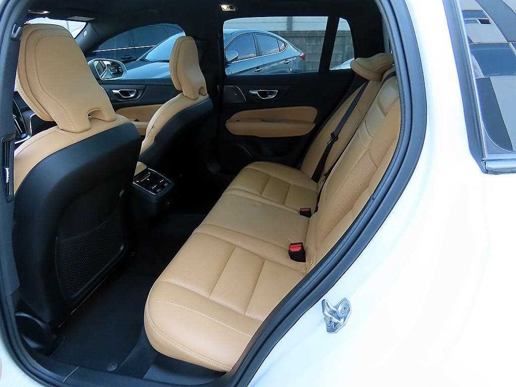 볼보 V60 V60 크로스 컨트리 2세대 2.0 B5 프로 AWD 이미지 6