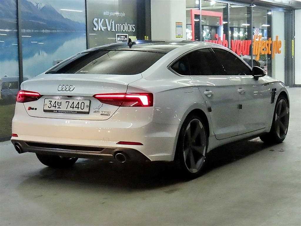 아우디 A5 A5 (F5) 45 TFSI 콰트로 프리미엄 스포트백 이미지 4