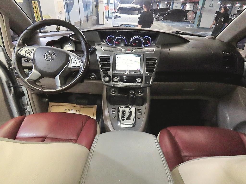 KG모빌리티(쌍용) 코란도 코란도투리스모 4WD 샤토 9인승 하이 리무진 이미지 10