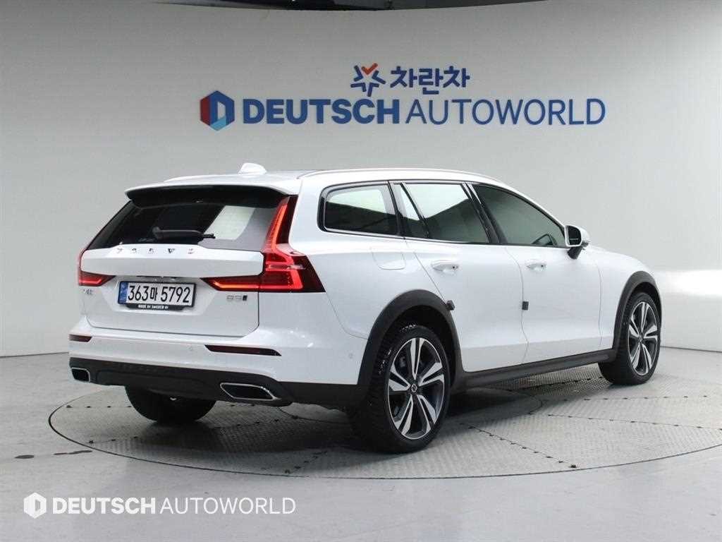 볼보 V60 V60 크로스 컨트리 2세대 2.0 B5 프로 AWD 이미지 2