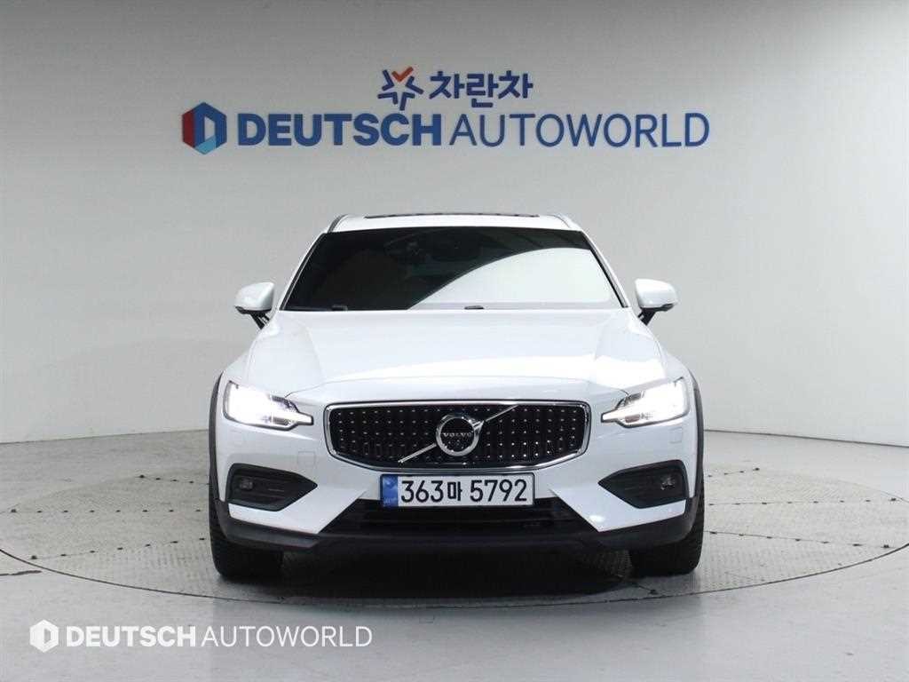 볼보 V60 V60 크로스 컨트리 2세대 2.0 B5 프로 AWD 이미지 3