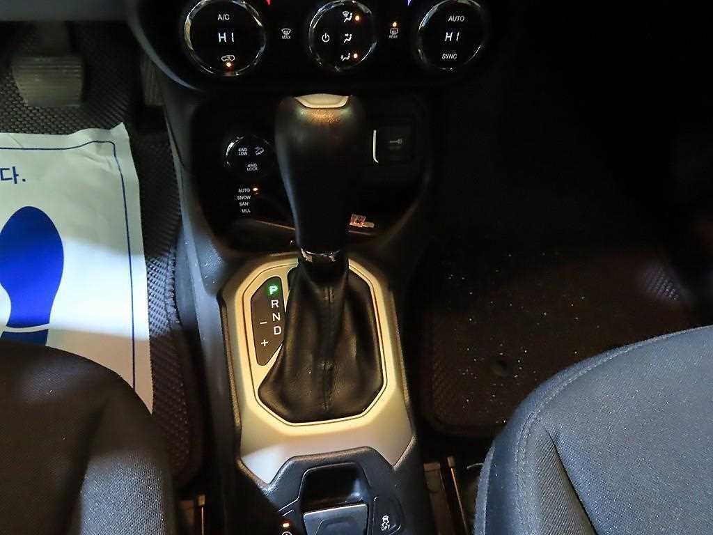 지프 레니게이드 2.0 디젤 론지튜드 AWD 이미지 12