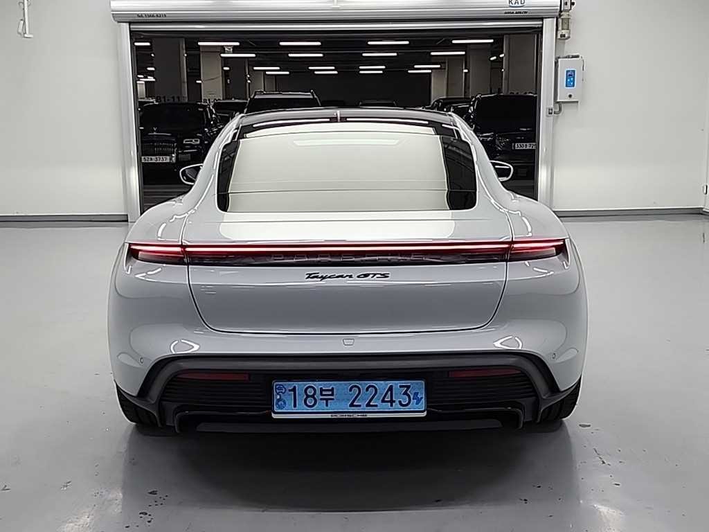 포르쉐 타이칸 GTS 이미지 3