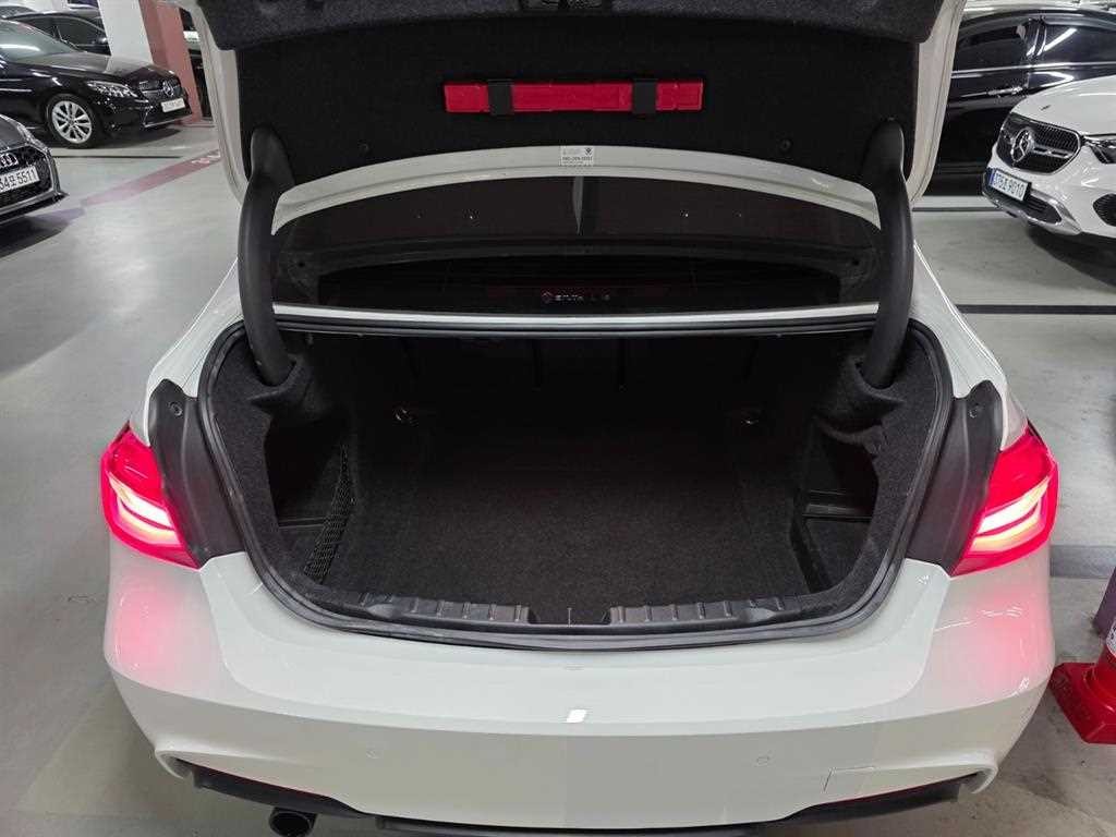 BMW 3시리즈 3시리즈 (F30) 320i M 스포츠 쉐도우 이미지 16