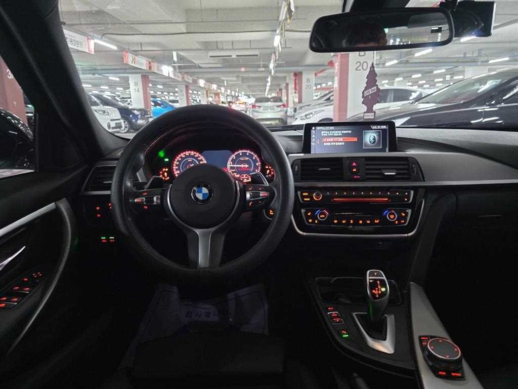 BMW 3시리즈 3시리즈 (F30) 320i M 스포츠 쉐도우 이미지 6