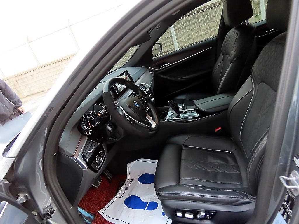 BMW 5시리즈 5시리즈 (G30) 530i M 스포츠 플러스 이미지 5