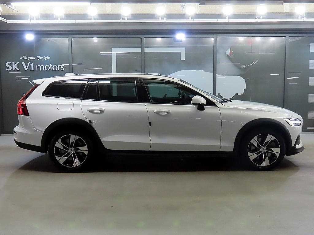 볼보 V60 V60 크로스 컨트리 2세대 2.0 B5 프로 AWD 이미지 3