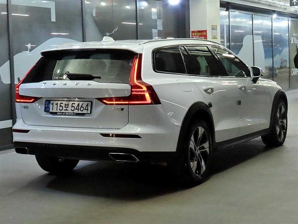 볼보 V60 V60 크로스 컨트리 2세대 2.0 B5 프로 AWD 이미지 4