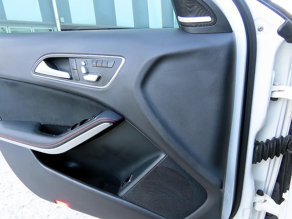 벤츠 GLA 클래스 GLA클래스 X156 GLA45 AMG 4MATIC 이미지 11