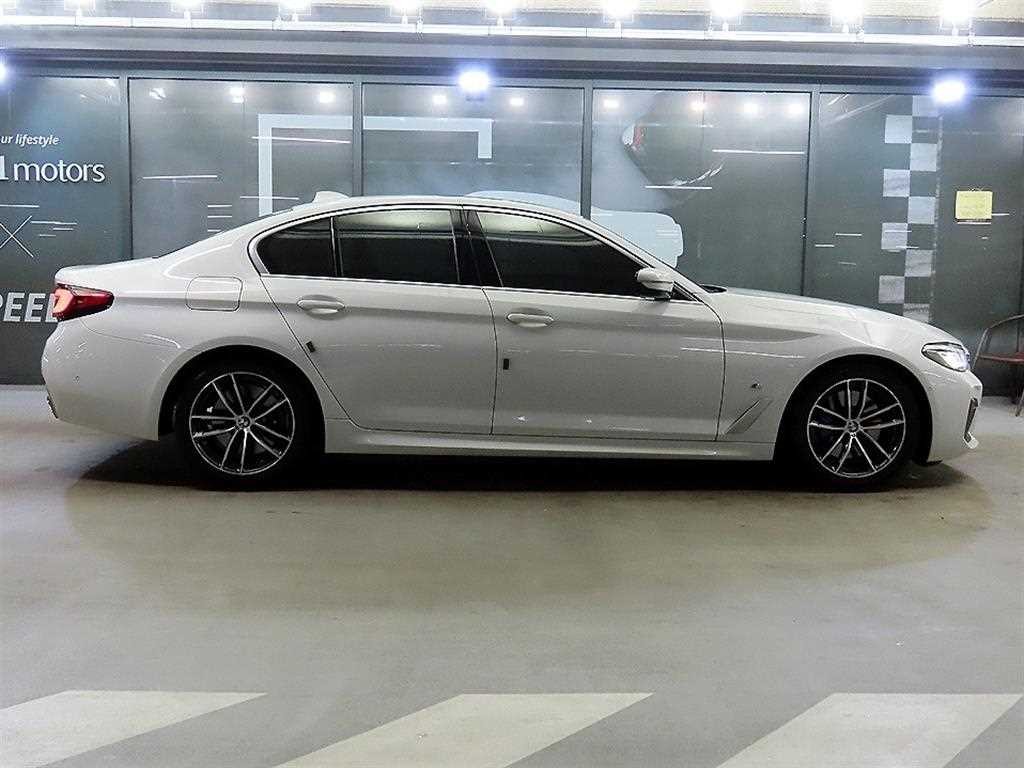BMW 5시리즈 5시리즈 (G30) 520i M 스포츠 이미지 3