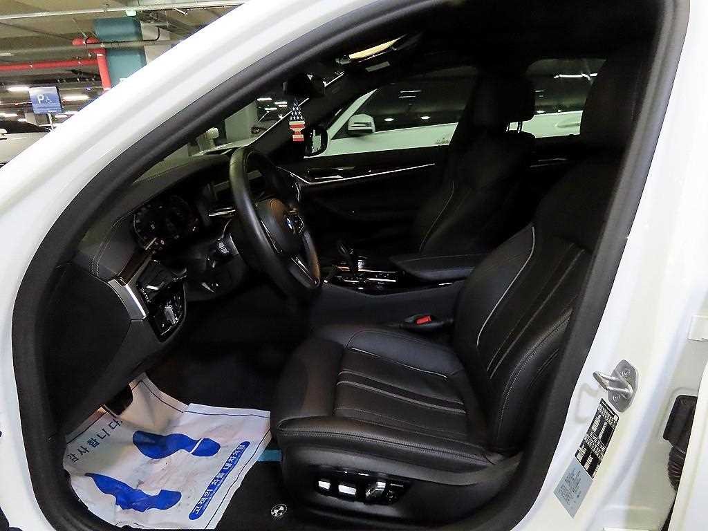 BMW 5시리즈 5시리즈 (G30) 520i M 스포츠 이미지 6