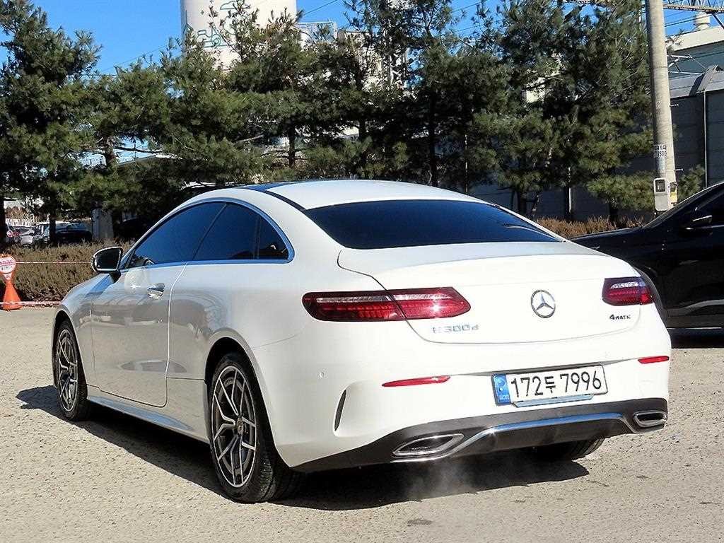 벤츠 E 클래스 E-클래스 W213 E300d 4MATIC 쿠페 이미지 3