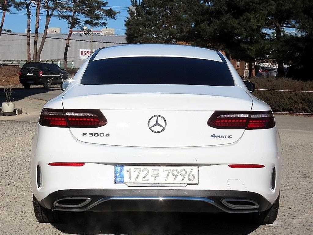 벤츠 E 클래스 E-클래스 W213 E300d 4MATIC 쿠페 이미지 4