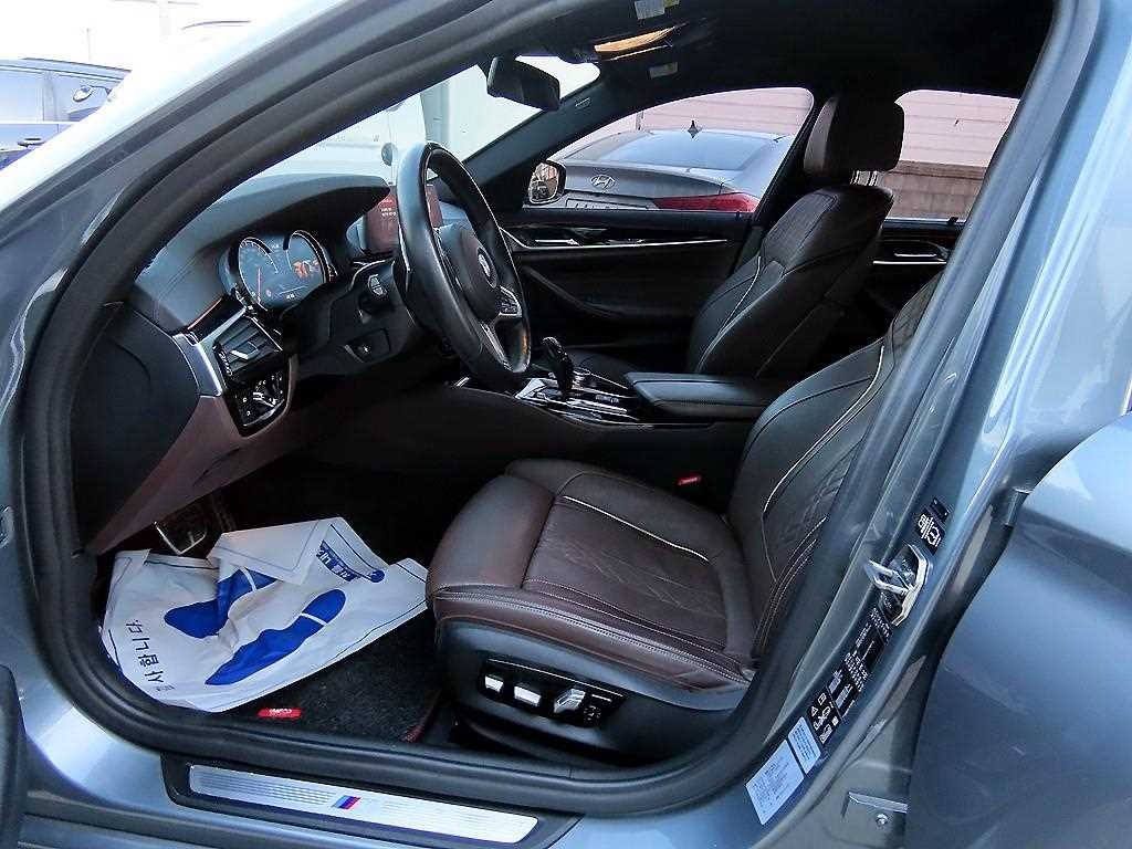 BMW 5시리즈 5시리즈 (G30) 520d xDrive M 스포츠 플러스 이미지 5