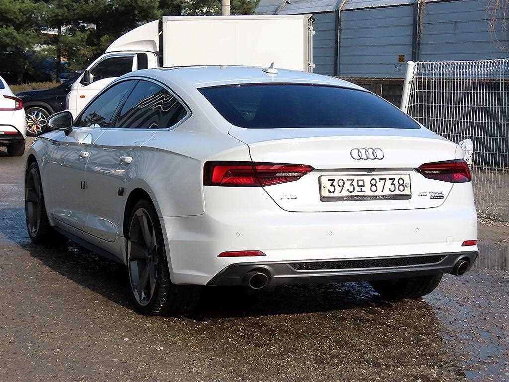 아우디 A5 A5 (F5) 45 TFSI 콰트로 프리미엄 스포트백 이미지 3
