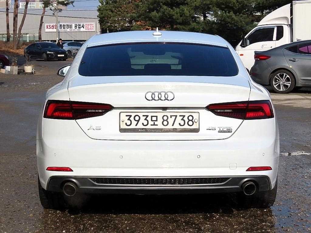 아우디 A5 A5 (F5) 45 TFSI 콰트로 프리미엄 스포트백 이미지 4